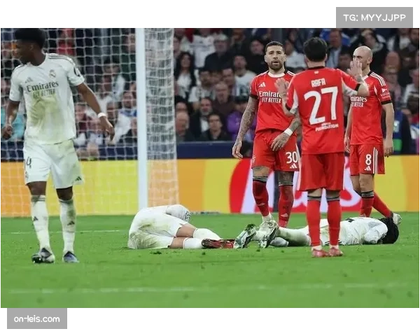 阿森西奥与卡马文加争顶相撞，颈部受伤被担架抬出场外